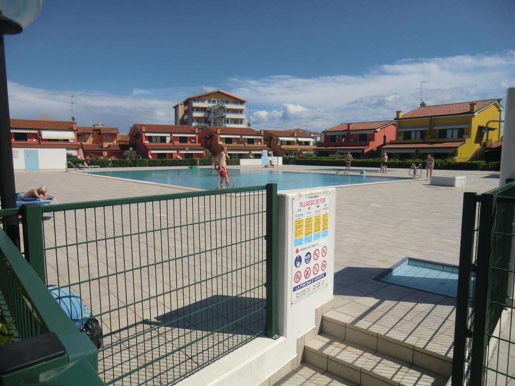 Residence Villaggio Dei Fiori Con Piscina E Posto Spiaggia Incluso Caorle Pokój zdjęcie
