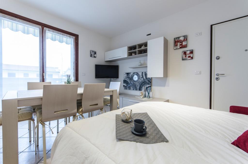 Residence Villaggio Dei Fiori Con Piscina E Posto Spiaggia Incluso Caorle Zewnętrze zdjęcie
